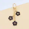 Colgante de llavero de flor de aleación más vendido transfronterizo, decoración colorida de flor de cerezo para bolso, pequeño colgante de llavero de metal para mujer