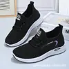 Zapatos de tela del viejo Pekín para mujer, nuevos, suela blanda, cómodos, para mamá, de una sola pieza, para mediana edad y personas mayores, planos, antideslizantes, casuales, deportivos, para correr
