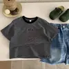Camiseta de Manga Curta para Meninos Verão 2026 Nova Infantil Verão Listrada Crianças Pequenas e Médias Manga Meia Meninas Letra Moda Verão T