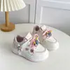 Zapatillas para Niñas 2026 Primavera y Otoño Nueva Moda Versátiles Suela Suave Zapatos Casuales para Niños Mayores y Estudiantes