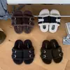 Nuevas Pantuflas de Lana Cachemir Otoño/Invierno 2026 Para Exteriores Chanclas con Hebilla de Cuero Zapatillas de Algodón con Suela Gruesa de Cuero Mate para Mujer