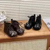 Sapatos Femininos de Couro Estilo Britânico Moderno com Cadarço Versáteis Planos Aumento Interno de Altura Nova Fivela 2026 Sola Grossa Cano Baixo Tira de Couro Retro