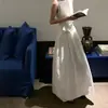Vestido Chaleco Elegante Sin Mangas Estilo Francés 2026 en Blanco Crudo con Falda Floral de Cintura Ceñida Inspirada en un Diseño