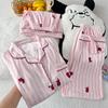 Pijama feminino de verão fino de manga curta com estampa de coelho de desenho animado estilo coreano, elegante e confortável, conjunto de três peças para usar em casa. Foto real do produto. Atacado.