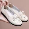 Sandalias de Mamá Estilo Nuevo 2026 para Mujer, Zapatos de Verano, Zapatos de Cuero de Suela Plana para Personas de Mediana Edad y Mayores, Zuecos Antideslizantes de Suela Blanda para Personas de Mediana Edad