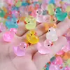 Mini Pato Amarelo Luminoso Famoso na Internet de 10 Cores Ornamento de Carro de Patinho Fofo Criativo Feito à Mão Materiais em Estoque Atacado