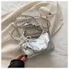 Bolsa de Mão Pequena Plissada Prateada para Mulheres Verão 2025 Nova Bolsa Dumpling Doce Tira para Pendurar Bolsa Transversal para o Dia a Dia Tendência
