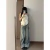 Jeans casual flare com design rasgado em azul claro, moderno e versátil, adequado para baixinhas, calça jeans levemente flare, roupas femininas confortáveis de cintura alta