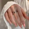 Anel de Luxo Leve Retrô de Alta Qualidade com Cravação de Diamante Roxo e Design de Borboleta, Anel Empilhável Exquisito de Nicho Único e Minimalista