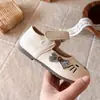 Zapatos pequeños de cuero para niños, nueva colección otoño 2026, diseño de gato de dibujos animados para bebé, lindos zapatos de princesa con lazo, zapatos planos de suela blanda para niños