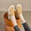 Sandálias de Tiras com Recortes na Cabeça Femininas 2026 Verão Novo Casual Sapatos Perfurados Couro Genuíno Retrô Respirável Fundo Plano Boca Rasa Macia Sapatos de Uma Sola