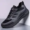 Novo Estilo Algodão Único Tamanho Grande Forrado com Lã Quente Impermeável Sapatos Masculinos de Algodão com Sola Macia, Superfície de Couro, Sapatos Esportivos, Sapatos Casuais para Pai que Aumentam a Altura