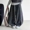 Atuendo otoñal elegante y a la moda para niñas: un conjunto de tres piezas que incluye un chaleco, una camiseta interior y pantalones de pierna ancha con lunares, adecuado para niños de tallas medianas a grandes, perfecto para primavera y otoño