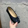 Zapatos estilo ballet con puntera dividida para mujer, zapatos slip-on de suela plana, zapatos planos de punta poco profunda, cómodos para usar todo el día, con detalle de lazo, que se asemejan a una herradura o pezuña de cerdo