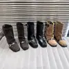 Botas femininas da moda, novo outono 2026 estilo europeu, camurça de pele de ovelha com tira de fivela, bico quadrado, sola reta, botas curtas da moda que afinam