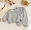 Conjunto de Moletom Cinza Bordado com Pônei e Calça Jogger Estilo Coreano para Meninos com Listras Laterais Suprimento de Roupas Esportivas Infantis