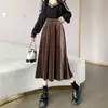 Falda larga de terciopelo dorado con temperamento retro de tiro real para mujer, otoño e invierno 2024, negra, de cintura alta, línea A, versátil, de longitud media