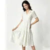 Vestido Blanco Suave de Encaje Calado Estilo Vacacional, Nuevo Diseño de Verano con Cuello en V y Volantes, Vestido Elegante y Adelgazante con Varios Niveles