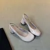 Sandalias mules de tacón grueso de charol con punta redonda y estilo francés, modelo nuevo de principios de otoño 2026, sandalias con tira trasera, zapatos de corte bajo de una sola pieza