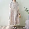 Foto real de vestido de algodón 2026 talla grande de verano estampado holgado adelgazante de manga corta con un ambiente artístico y relajado