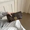 Bolsa envelope estilosa com estampa de leopardo, minimalista e fashion, nova coleção 2026, design color-block, clutch de noite personalizado para mulheres, bolsa quadrada pequena, atacado