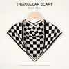 Bufanda Triangular de Punto a Cuadros Blanco y Negro Nueva para Otoño e Invierno con Hebilla Magnética, Bola Dorada Pequeña, Chal Protector de Cuello de Alta Gama