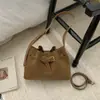 Bolso Cesta Retro de Nicho para Mujer 2025 Nuevo Bolso Cubo Marrón Gamuza Hombro Único Cruzado Bolso Nube