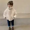 Casaco estiloso e quente de lã de cordeiro para meninas, espessado para outono e inverno, com gola alta e forro de fleece, perfeito para bebês e crianças pequenas, roupa infantil estilo coreano