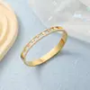Europa y Estados Unidos moda pulsera cuadrada de acero inoxidable con diamantes huecos nicho Joker adornos para mano de estrella para mujer al por mayor