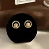 Pendientes de Botón Dorados con Perlas de Lujo Ligero de Moda para Mujer Versátiles de Alto Nivel Temperamento Simple Nicho Retro Pendientes de Aguja Plateada