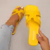 Pantuflas Planas de Exterior para Mujer 2025 Verano Nuevas Versátiles de Una Tira Sandalias de Playa Zapatos para Mujer de Comercio Exterior Transfronterizo