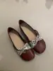 Primeiro Encontro: Sapatilhas de tiras cruzadas florais estilo francês para mulheres, adequadas para primavera e outono, com solas macias, design plano e um estilo confortável e casual