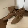 A Fábrica Está em Processo de Produzir Mercadorias! Sapatos do Mesmo Estilo da Mãe Uva: Botas de Moda Retrô com Bico Fino, Tira de Fivela, Tachas e Pregas, Botas Curtas para Mulheres