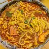 Auténtico Hot Pot Pegajoso Picante Tradicional del Noreste en un Bol Grande, Hot Pot Pegajoso Picante del Noreste con Caldo Rico, Hot Pot Picante Instantáneo de Heilongjiang