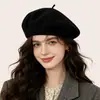 Boina de color liso bordada transfronteriza, gorro tejido, sombrero popular de lana azul marino, sombrero artístico retro moderno versátil de artista