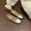 Sapatos femininos estilo francês, bico quadrado vermelho, que aumentam a altura, planos, de corte baixo, novo modelo de verão 2025, versáteis com saias, sapatos Mary Jane