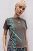 Camiseta cropped de manga curta estilo rua vintage, com grafite em inglês cursivo diagonal desgastado, gola redonda, ombro normal, caimento justo, casual