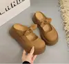 Mules Fechadas com Plataforma e Salto Grosso para Mulheres, Novo Estilo Primavera/Verão 2026, Design com Laço, Adequado para Combinar com Vestidos, Sandálias Retrô que Aumentam a Altura