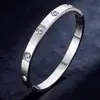 Nuevo producto transfronterizo: Pulsera de Acero Fundido con Forma de Corazón para Mujer, Sensación de Lujo Ligero, Moderna, Sencilla, Versátil, Pulsera que No se Desvanece
