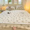 2026 Nuevo Otoño/Invierno Calidez Engrosada Clase A Leche Polar Estampado Acolchado Falda de Cama Juego de Tres Piezas para Hogar Dormitorio Polar