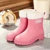 Nuevas botas de lluvia para mujer estilo coreano, engrosadas, resistentes al desgaste, impermeables y antideslizantes, con forro adicional de algodón para mayor calidez, perfectas para otoño e invierno, y con un diseño de media caña a la moda