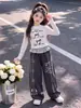 Conjunto Casual de Outono para Meninas 2026 Novo Estilo Crianças Pequenas e Grandes Slim Fit Camiseta de Manga Longa Calça de Moletom com Desenho Calça de Renda de Perna Larga