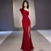 Vestido de Noite com Babados de Um Ombro para Mulheres, Estilo Nicho de Luxo Leve de Alta Qualidade, Elegante Vestido Longo de Banquete com Fenda Lateral para Anfitriã