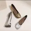 Novos sapatos baixos femininos casuais de couro estilo francês para o outono de 2026, com laço, boca rasa, sola macia, confortáveis