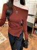 Camiseta de manga larga con cuello de una palabra irregular de Niche Design Sense para mujer, camisa básica de otoño e invierno, top ajustado de moda con hombros inclinados