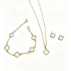Suministro Transfronterizo Nuevo Modelo Flor de Cuatro Hojas Hueca Microincrustada de Zirconia Conjunto de Tres Piezas Estilo Europeo y Americano Hiyin Comercio Exterior Conjunto de Joyería de Venta Caliente