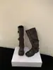 Novidades Outono e Inverno 2025 Sapatilhas de Bico Redondo com Fivela e Tira Botas de Cano Médio com Solado Grosso Botas Longas Botas de Motocicleta Versáteis Botas de Cowboy Ocidentais