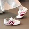 Zapatillas de entrenamiento alemanas de suela plana, que aumentan la altura, para mujer, nueva colección primavera/verano 2026, zapatillas blancas populares, calzado deportivo casual
