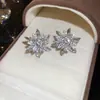Brincos de Flocagem de Agulha de Prata de Outono e Inverno com Flocos de Neve Redondos Luxo Acessível Nicho Únicos Brincos de Design com Atmosfera Doce para Mulheres