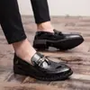 Moda Nova Primavera e Outono Estilo Britânico Personalizado Franja Slip-On Casual Pequenos Sapatos de Couro Formal de Negócios Tamanho Grande Sapatos Masculinos